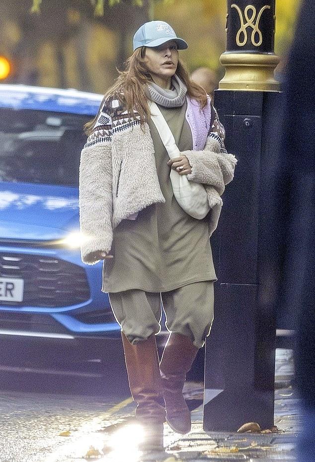 Многослойный наряд из пиджаков, жилета, леггинсов и высоких сапог выглядел на ней непринужденно шикарно, очень отличаясь от ее образов с красных дорожек.