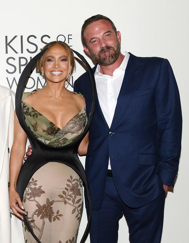 Бывший муж Дженнифер Лопес, Бен Аффлек, – среди многих актёров, замеченных на сайте. Его видели в начале октября в Нью-Йорке.