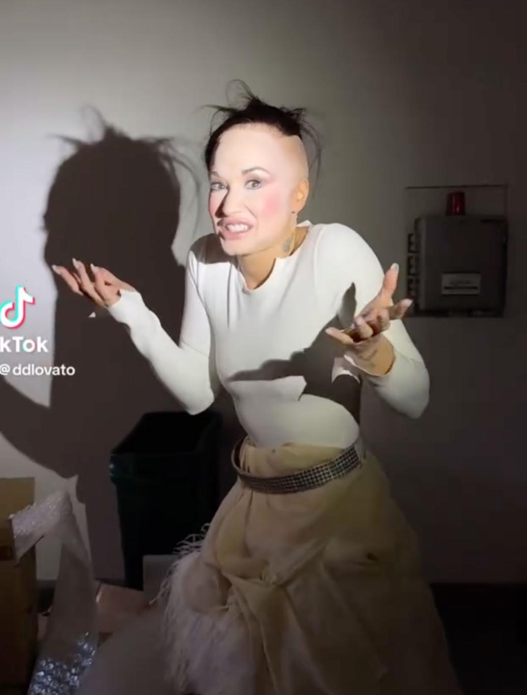 Деми Ловато на Хэллоуин перевоплотилась в мем «Пут Ловато».