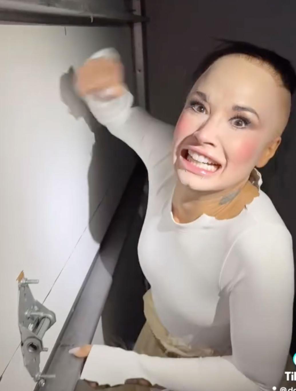 Деми Ловато перевоплотилась в мем Пут с белой рубашкой и накладной лысиной.