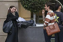 Дав Камерон продолжает скрывать свое бриллиантовое помолвочное кольцо, приняв предложение от своего итальянского бойфренда-рокера Дамиано Давида