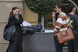 Дав Камерон продолжает скрывать свое бриллиантовое помолвочное кольцо, приняв предложение от своего итальянского бойфренда-рокера Дамиано Давида