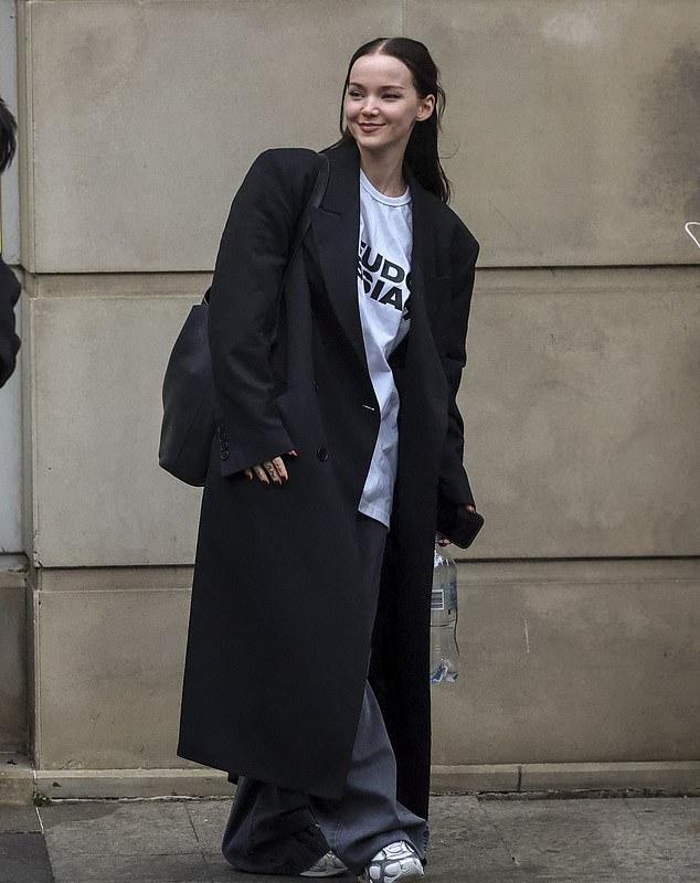 Дав Камерон продолжает скрывать помолвочное кольцо с бриллиантом после согласия выйти замуж за итальянского рокера Дамиано Давида.