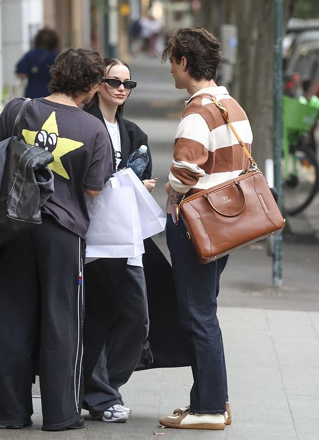 В Сиднее замечены фронтмен Måneskin и Дав. Она скрывала новое кольцо объемным пальто, подогревая слухи после его концертов.