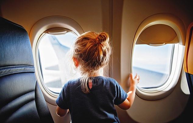 Стюардесса поделилась советами для авиаперелетов с детьми