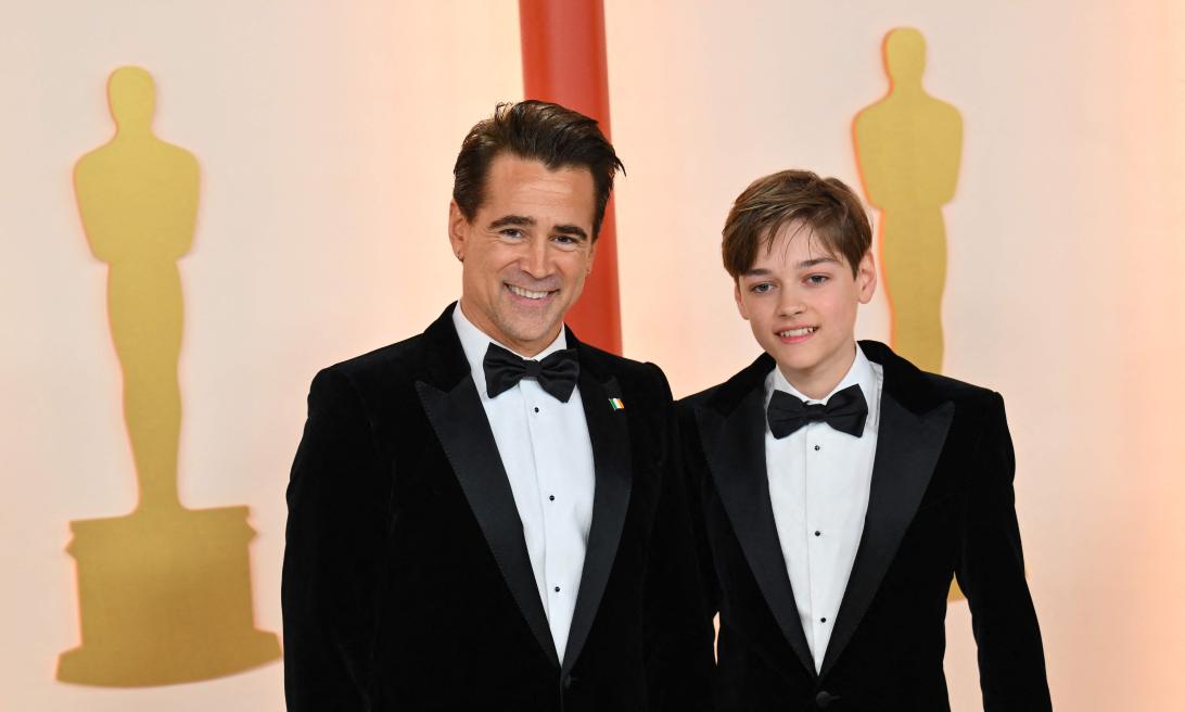 Колин Фаррелл с сыном Генри Тадеушем Фарреллом в элегантных смокингах на церемонии награждения.