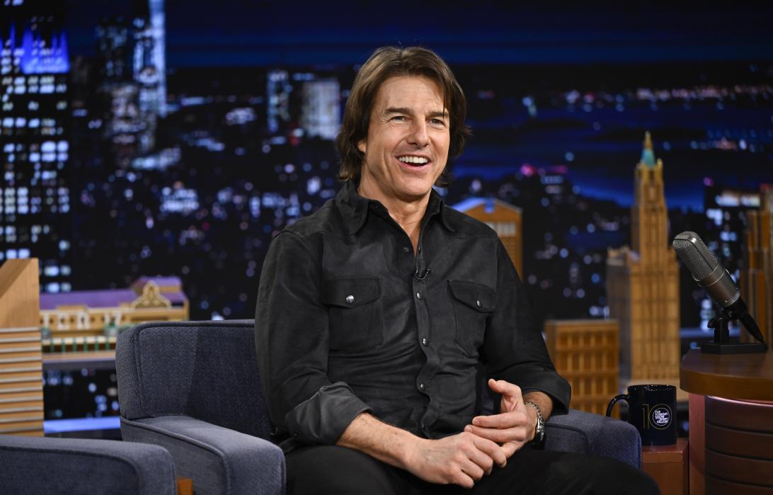 Актер Том Круз улыбается во время интервью на «Вечернем шоу с Джимми Фэллоном».