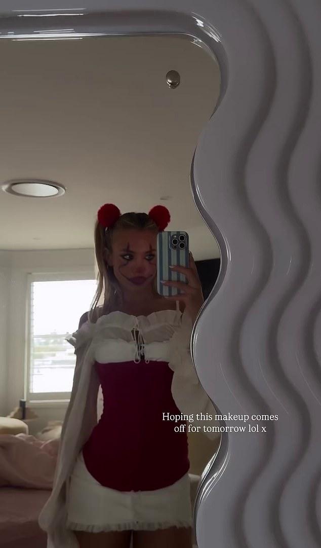 На ней было очень короткое, обтягивающее платье с кружевом. Светлые волосы, собранные в двойные хвосты а-ля Харли, дополнял обруч с красными пушистыми помпонами.