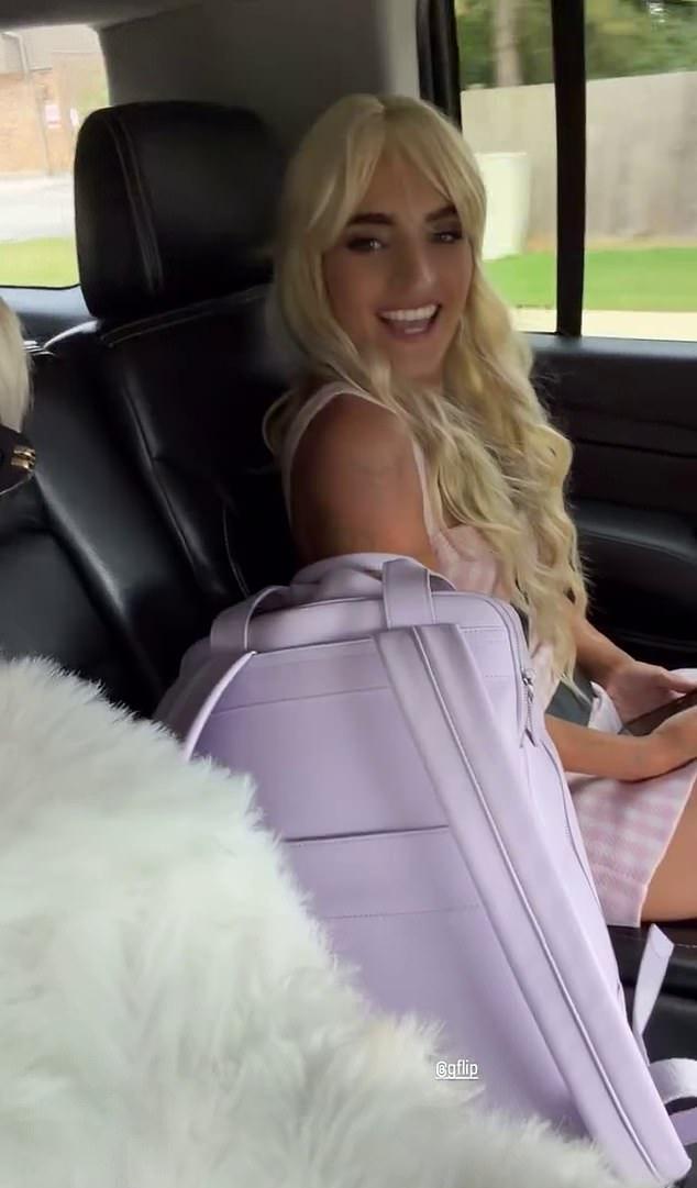 Хитмейкер G-Flip и их партнёр Крисшелл Стаус стали ещё одной парой, отдавшей дань Марго Робби в образах Барби и Кена.