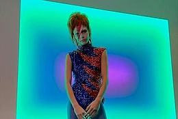 Модель перевоплотилась в одну из величайших поп-рок-звезд 20 века на Хэллоуин — Дэвида Боуи