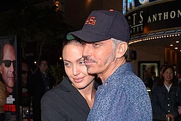 Билли Боб Торнтон был запечатлен с Деми Мур в двусмысленных позах, воссоздав свою культовую манеру общения с бывшей женой Анджелиной Джоли на премьере Landman в Лос-Анджелесе в четверг