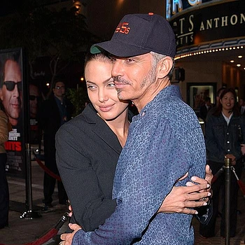 Билли Боб Торнтон был запечатлен с Деми Мур в двусмысленных позах, воссоздав свою культовую манеру общения с бывшей женой Анджелиной Джоли на премьере Landman в Лос-Анджелесе в четверг