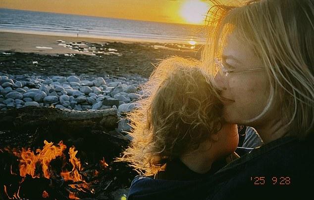 Бывшая девушка Дэвида Харбора Элисон Судол публично поддержала Лили Аллен после того, как поп-звезда раскрыла его измены в своём «жестоком» новом альбоме