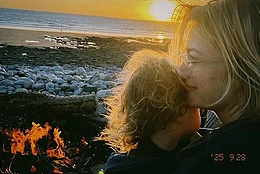 Бывшая девушка Дэвида Харбора Элисон Судол публично поддержала Лили Аллен после того, как поп-звезда раскрыла его измены в своём «жестоком» новом альбоме