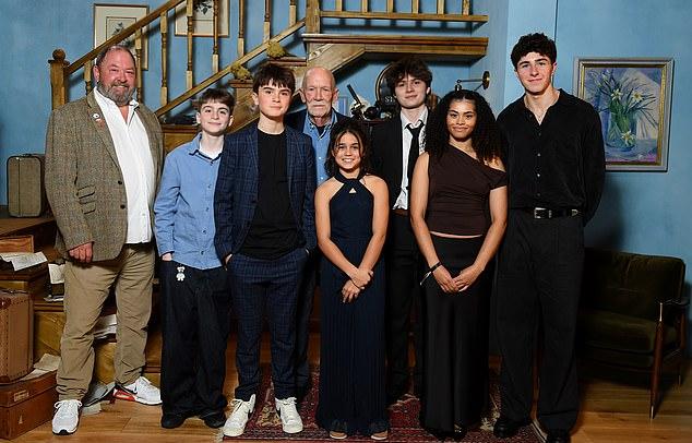 Звезды аудиокниг о Гарри Поттере появились на красной дорожке на презентации серии в четверг после того, как звезды первой величины, включая Киру Найтли и Хью Лори, были утверждены на ключевые роли