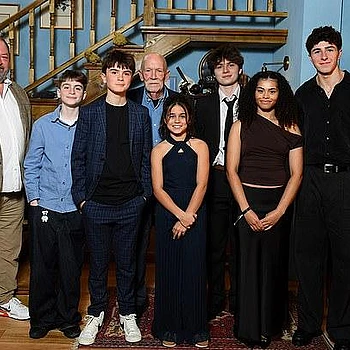 Звезды аудиокниг о Гарри Поттере появились на красной дорожке на презентации серии в четверг после того, как звезды первой величины, включая Киру Найтли и Хью Лори, были утверждены на ключевые роли