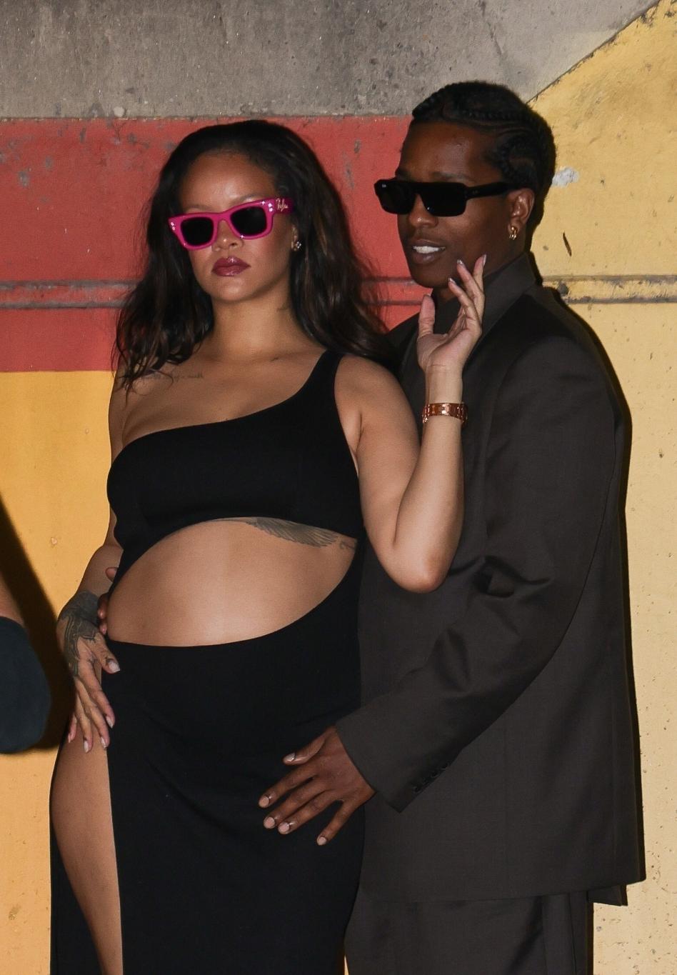 Беременная Рианна и A$AP Rocky запечатлены под мостом в Каннах.