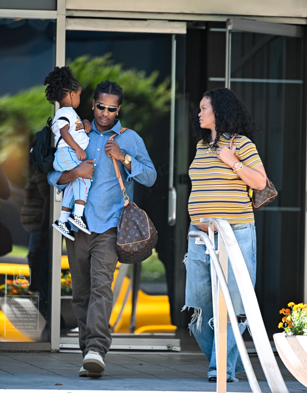 В Лос-Анджелесе ASAP Rocky несёт своего ребёнка, а Рианна идёт рядом.