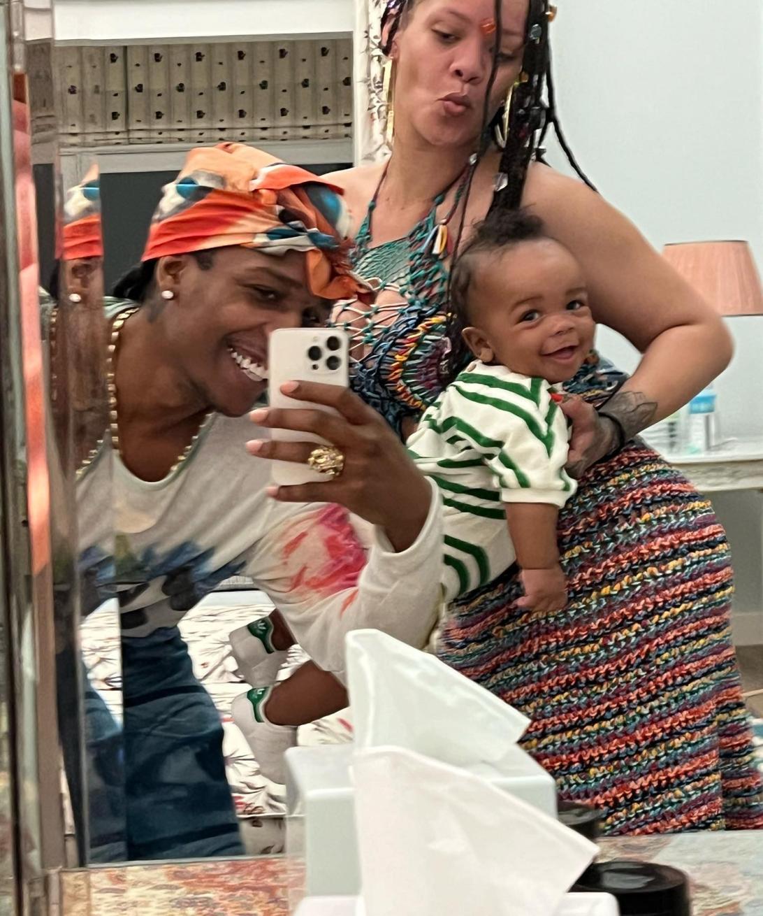 A$AP Rocky делает зеркальное селфи с Рианной и их сыном.