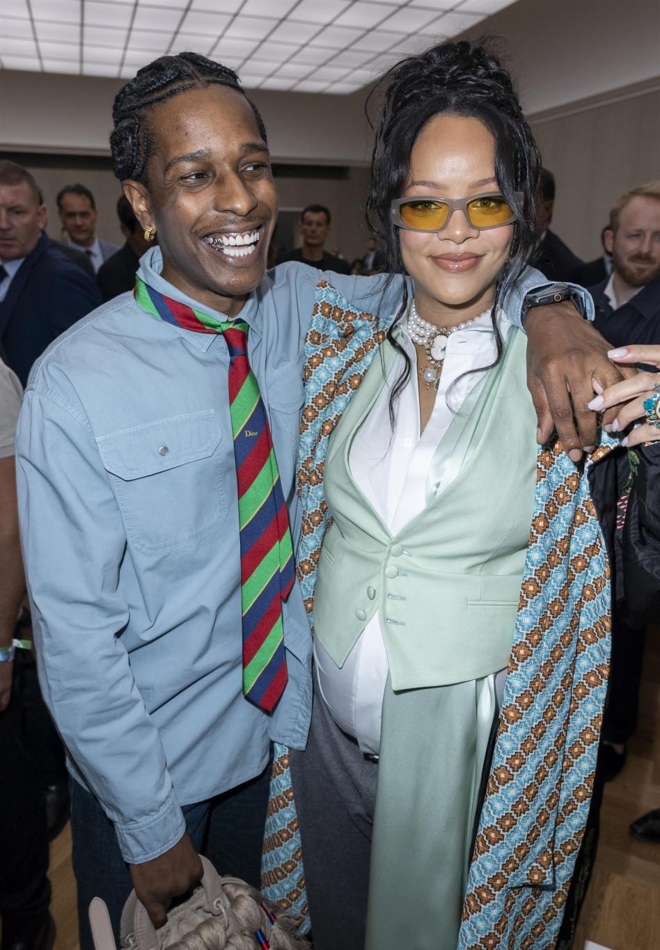 Рианна и A$AP Rocky улыбаются на показе мужской коллекции Dior Homme Весна/Лето 2026.