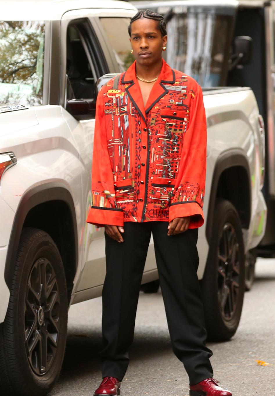 A$AP Рокки позирует в новом красном жакете Chanel с узором для рекламной съемки.