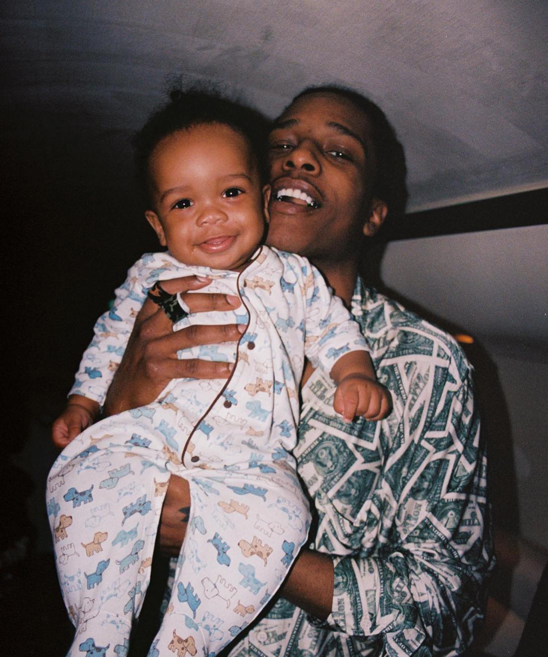 ASAP Rocky нежно обнимает сына; их лица озарены счастливыми улыбками.