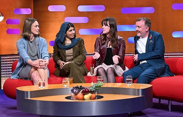 Малала Юсуфзай смутила Эйми Лу Вуд на шоу Грэма Нортона, признавшись, что залпом посмотрела сериал «Половое воспитание»