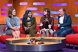 Малала Юсуфзай смутила Эйми Лу Вуд на шоу Грэма Нортона, признавшись, что залпом посмотрела сериал «Половое воспитание»