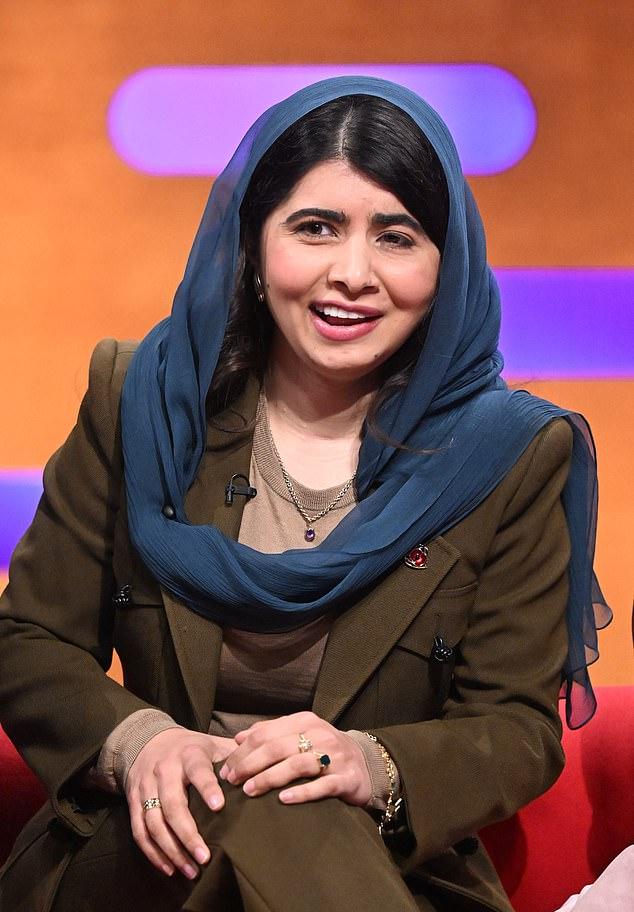 В эфире на оранжевом диване Нобелевская лауреатка Малала призналась в любви к игре актрисы из «Полового воспитания» Netflix.