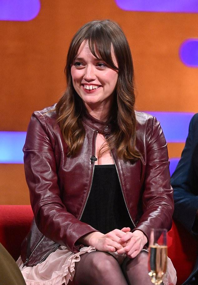 Эйми Лу Вуд была польщена на Шоу Грэма Нортона, когда Малала Юсуфзай призналась в запойном просмотре «Полового воспитания».