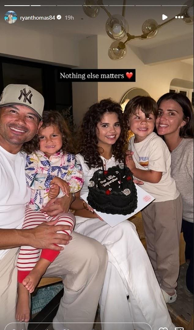 Скарлетт отметила день рождения с папой Райаном, его невестой Люси Мекленбург и своим сводным братом Романом.