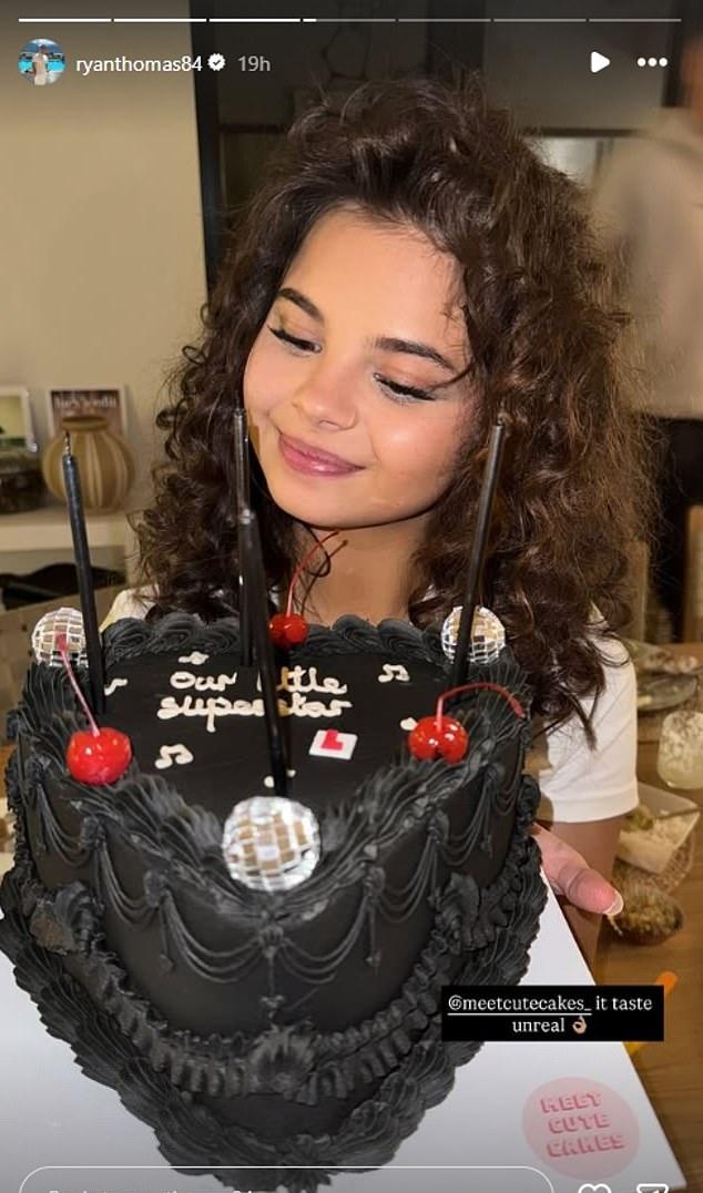 Часто поет в TikTok и ранее заявляла о желании пойти в шоу-бизнес вслед за знаменитой семьей.