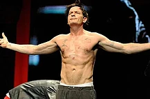 Чарли Шин подробно рассказал о своих сексуальных контактах с мужчинами, после того как обнародовал эту информацию в своих мемуарах в начале этого года