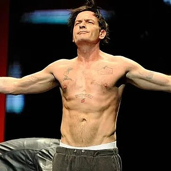 Чарли Шин подробно рассказал о своих сексуальных контактах с мужчинами, после того как обнародовал эту информацию в своих мемуарах в начале этого года