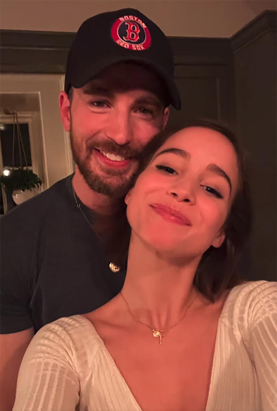 Крис Эванс и Альба Баптиста сияют совместными улыбками.