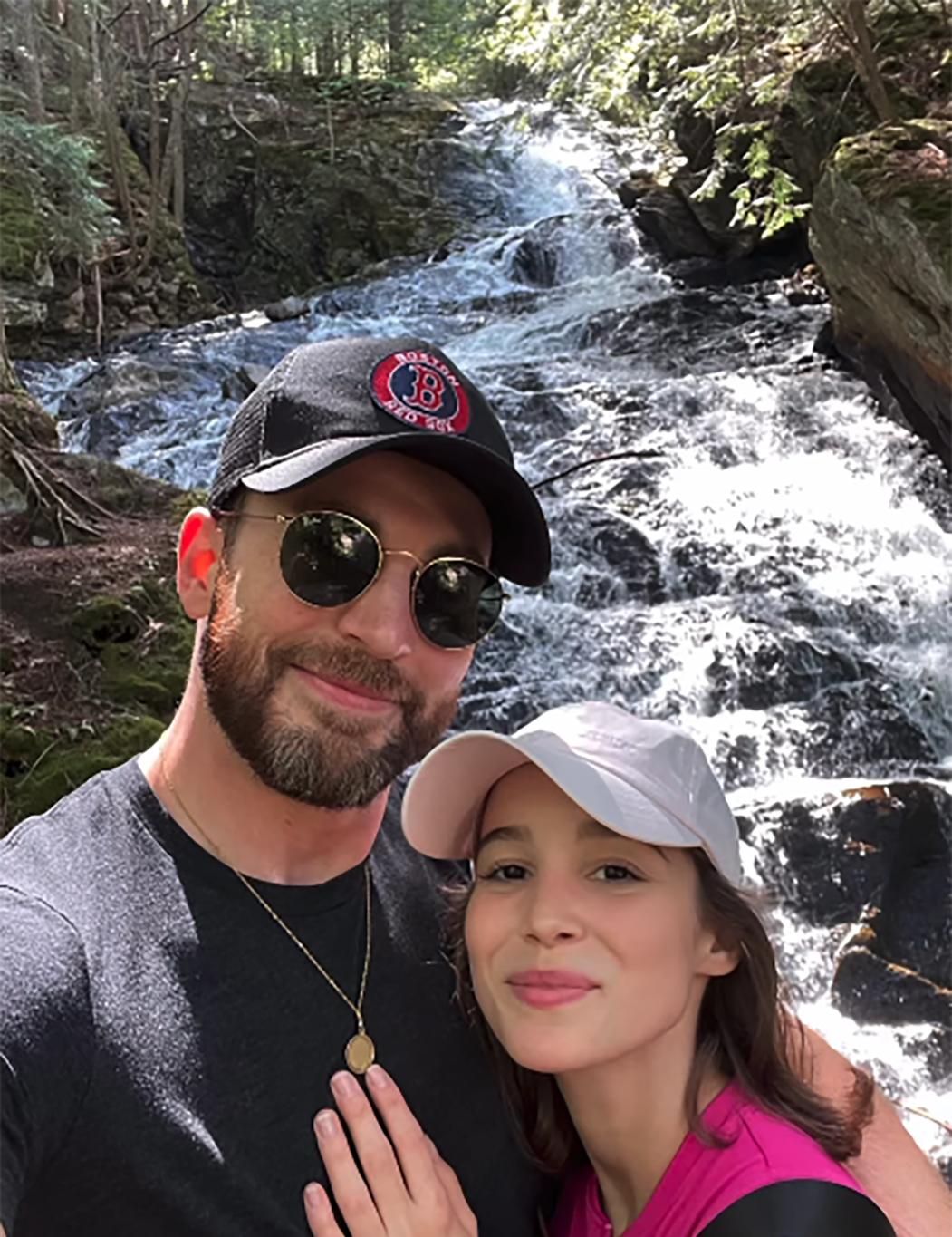 Крис Эванс и Альба Баптиста позируют на фоне живописного водопада.