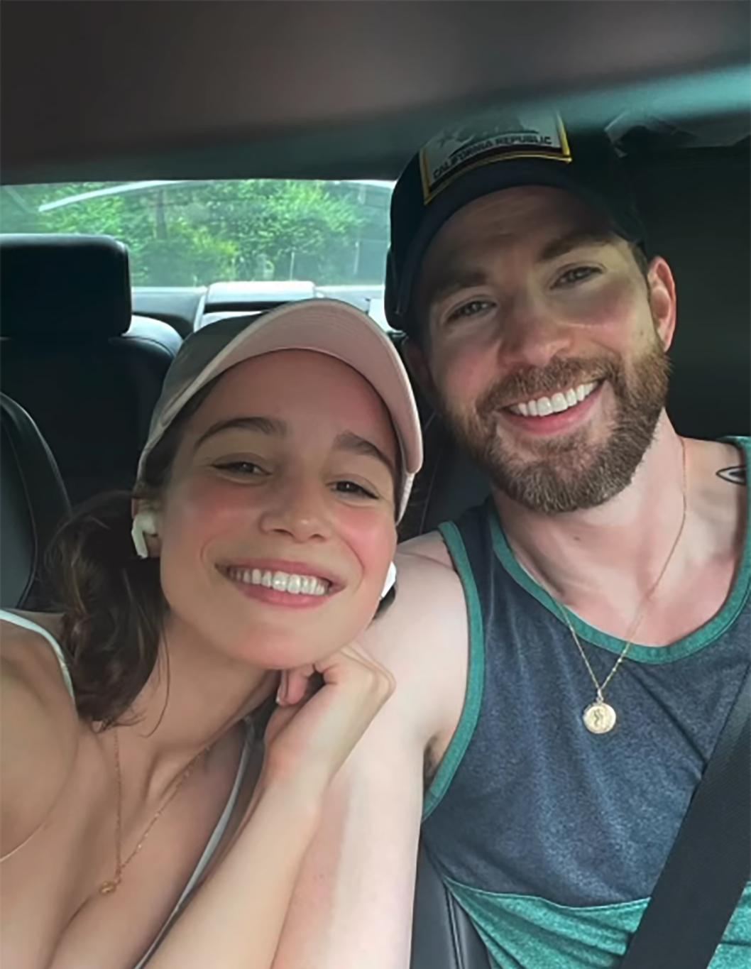 Счастливые Крис Эванс и Альба Баптиста улыбаются в машине.