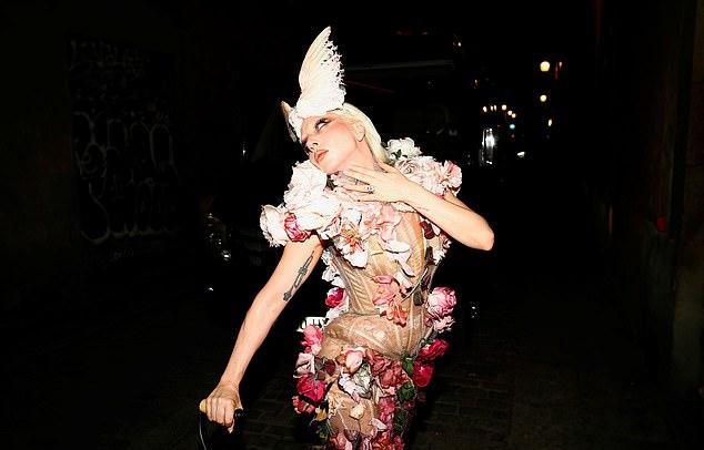 39-летняя певица произвела фурор своим ярким нарядом, эффектно позируя фотографам у входа в здание.