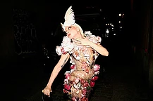 Леди Гага в образе Эдемского сада на Хэллоуинском балу MAYHEM в клубе La Paloma в Барселоне, Испания, в пятницу