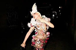 Леди Гага в образе Эдемского сада на Хэллоуинском балу MAYHEM в клубе La Paloma в Барселоне, Испания, в пятницу