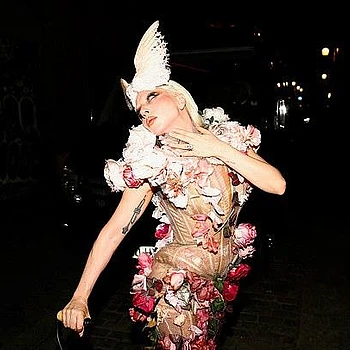 Леди Гага в образе Эдемского сада на Хэллоуинском балу MAYHEM в клубе La Paloma в Барселоне, Испания, в пятницу