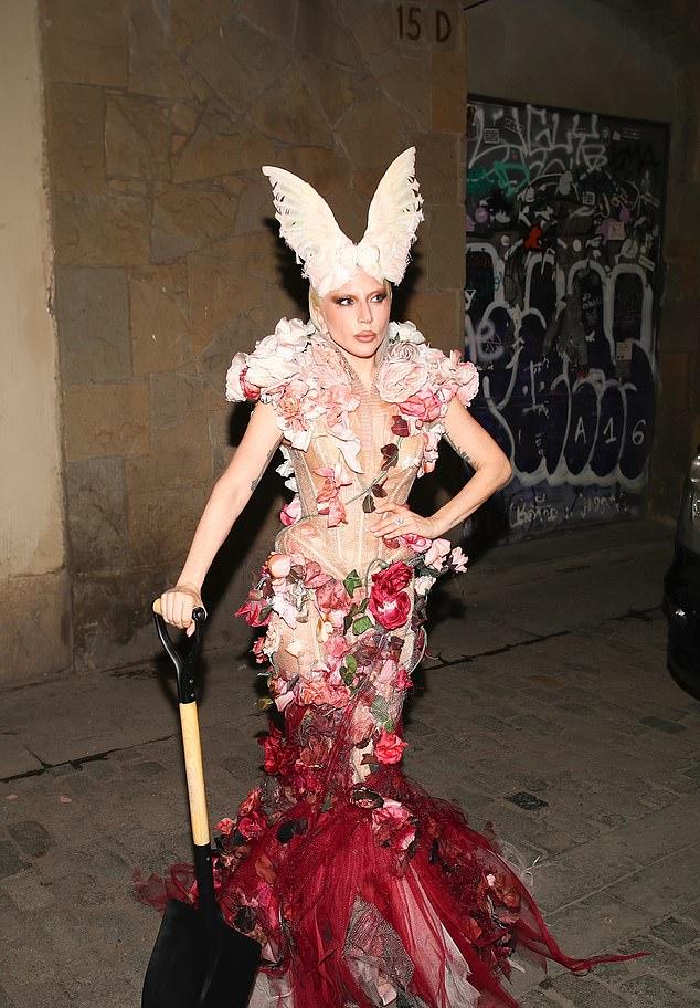 В пятницу на Хэллоуинском балу MAYHEM в La Paloma, Барселона, Леди Гага предстала в образе Эдемского сада и садовника.