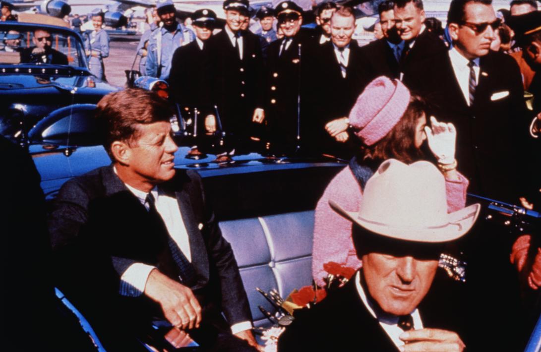 Президент Джон Ф. Кеннеди, Первая леди Жаклин Кеннеди и губернатор Джон Конналли прибыли в лимузине на аэродром Даллас Лав-Филд.