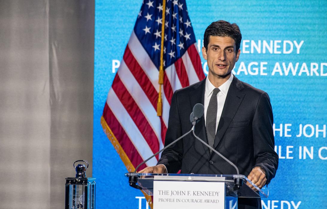 Американский писатель Джек Шлоссберг выступает на церемонии вручения премии Джона Ф. Кеннеди «Профиль мужества».