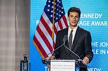 Джек Шлоссберг обвинил Джулию Фокс в прославлении политического насилия после того, как она нарядилась на Хэллоуин в окровавленный образ его покойной бабушки, Жаклин Кеннеди Онассис