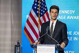 Джек Шлоссберг обвинил Джулию Фокс в прославлении политического насилия после того, как она нарядилась на Хэллоуин в окровавленный образ его покойной бабушки, Жаклин Кеннеди Онассис