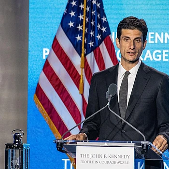 Джек Шлоссберг обвинил Джулию Фокс в прославлении политического насилия после того, как она нарядилась на Хэллоуин в окровавленный образ его покойной бабушки, Жаклин Кеннеди Онассис