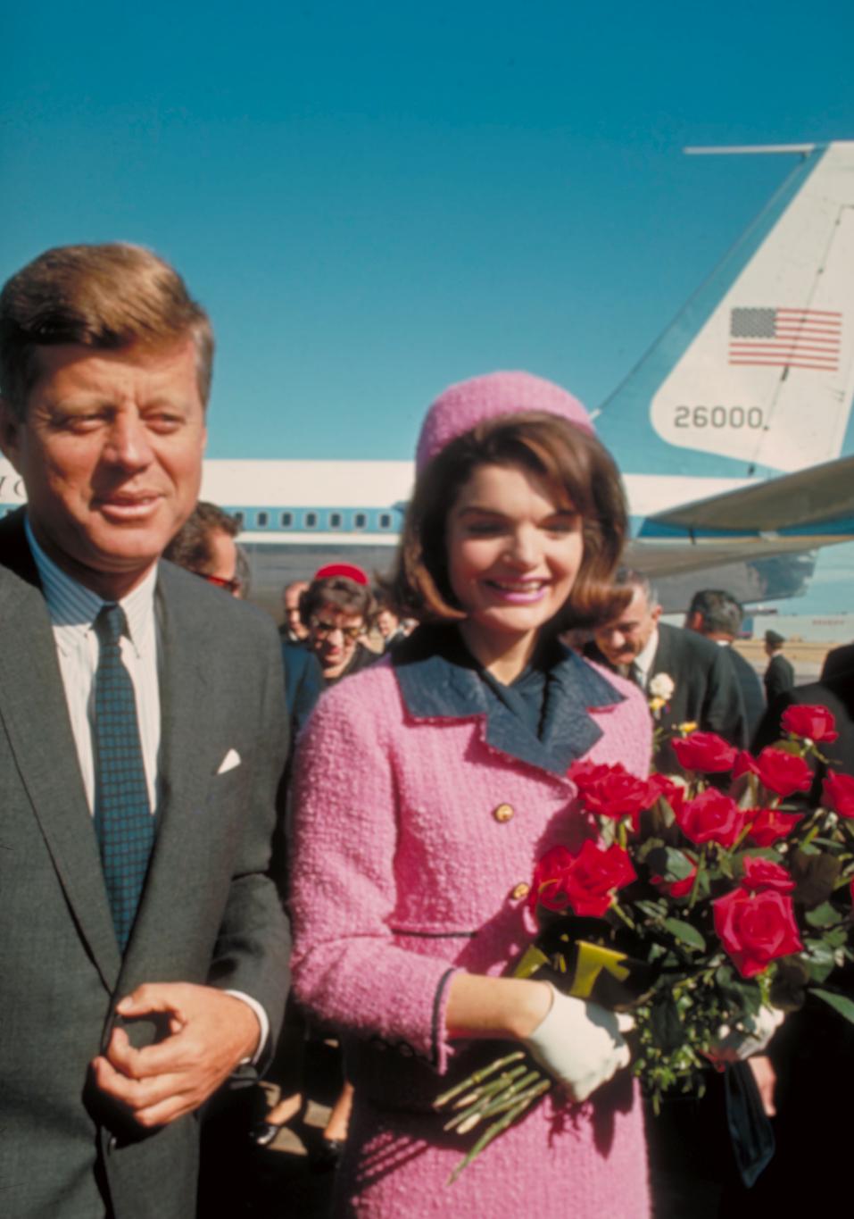 Прибывшие в Даллас Президент Джон Ф. Кеннеди и Жаклин Кеннеди с букетом роз.