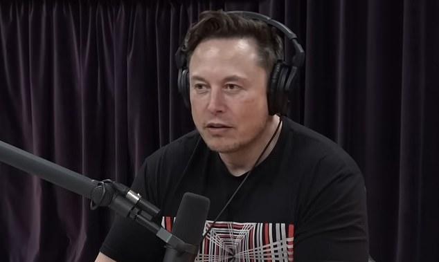 При встрече с Роганом в 2020 году он выглядел гораздо юнее и неувереннее.