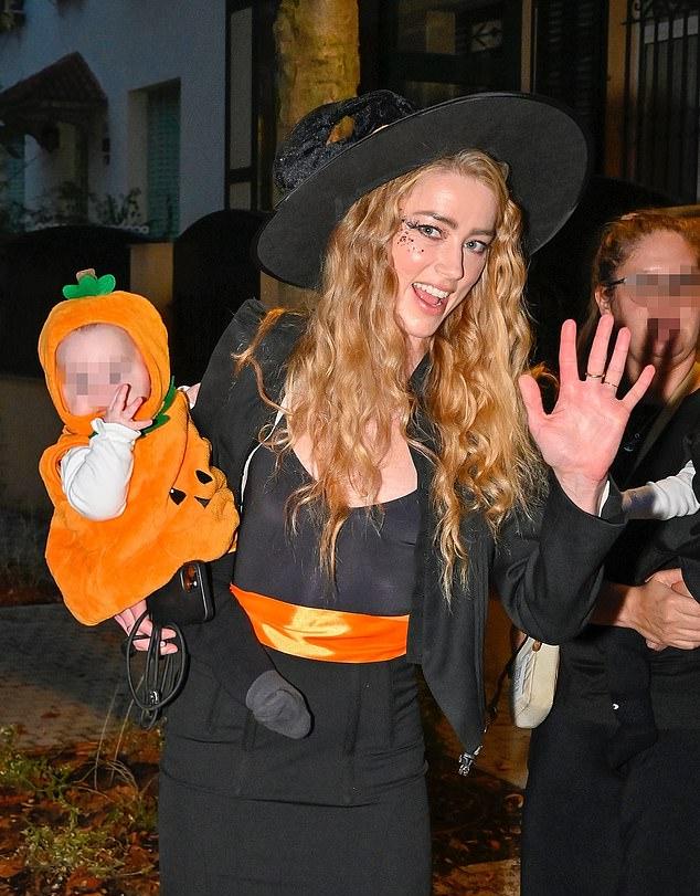 Звезда "Аквамена" поприветствовала фотографов, собирая угощения осенней ночью.